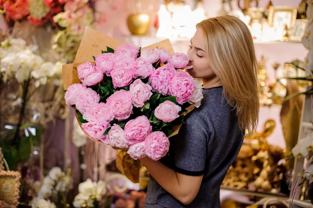 Обычаи дарить цветы и как легко это сделать через интернет.