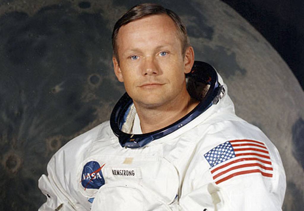 Нил армстронг - космонавт, который первым ступил на внеземную поверхность